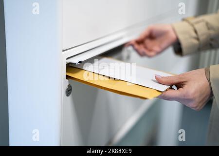 Invio di lettere documento busta in mailbox. Ufficio postale Foto Stock