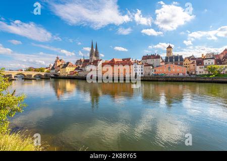 Il pittoresco skyline che include il ponte in pietra sul Danubio, la Chiesa di San Pietro e il Municipio di Ratisbona a Ratisbona, in Germania. Foto Stock