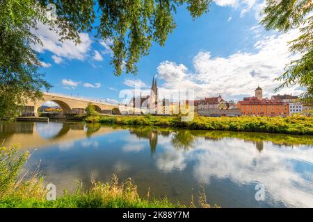 Il pittoresco skyline che include il ponte in pietra sul Danubio, la Chiesa di San Pietro e il Municipio di Ratisbona a Ratisbona, in Germania. Foto Stock