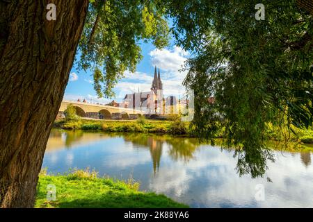 Il pittoresco skyline che include il ponte in pietra sul Danubio, la Chiesa di San Pietro e il Municipio di Ratisbona a Ratisbona, in Germania. Foto Stock