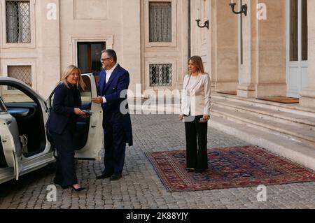 Roma, Italia. 21st Ott 2022. Il leader di Fratelli d'Italia Giorgia Meloni arriva a Palazzo del Quirinale dopo che il Presidente della Repubblica Italiana Sergio Mattarella la incaricò di formare un nuovo Governo, Roma, Italia, ottobre 21 2022. Meloni e il suo Gabinetto dei Ministri giureranno sabato 22. Fratelli d'Italia è stato il partito italiano più votato alle elezioni nazionali del settembre 25. (Foto di Elisa Gestri/SIPA USA) Credit: Sipa USA/Alamy Live News Foto Stock