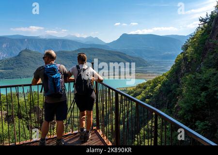 Vista dal sentiero Rastenbachklamm del Lago di Caldaro, vicino al villaggio di Caldaro, nella valle dell'Etschtal in Alto Adige, una delle due più calde Foto Stock