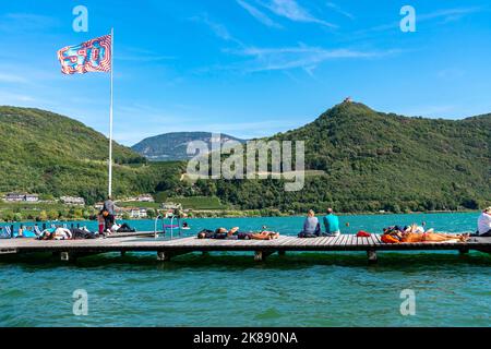 Gretl am See lido sul Lago di Caldaro, vicino al paese di Caldaro, in Valle dell'Adige, uno dei due laghi più caldi delle Alpi, balneabile Foto Stock