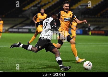 Nottingham, Regno Unito. 21st Ott 2022. Aaron Nemane della contea di Notts in azione durante la partita della Vanarama National League tra la contea di Notts e Maidstone United a Meadow Lane, Nottingham, venerdì 21st ottobre 2022. (Credit: Jon Hobley | NOTIZIE MI) Credit: NOTIZIE MI & Sport /Alamy Live News Foto Stock