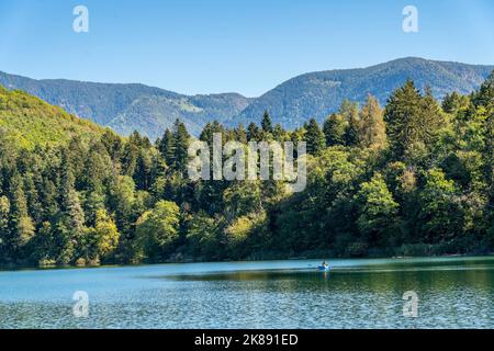 I Laghi di Montiggler, sulla strada del vino dell'Alto Adige, area biotopo e ricreativa, il grande Lago di Montiggler, vicino al villaggio di Caldaro, Italia Foto Stock