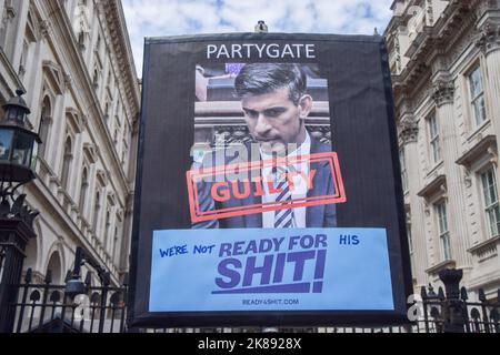 Londra, Regno Unito. 13th luglio 2022. Un manifestante fuori Downing Street fa conoscere i suoi sentimenti riguardo alla proposta di Rishi Sunak di essere il prossimo PM. I manifestanti anti di anti-Tory e anti-Boris Johnson si sono riuniti a Westminster mentre Johnson affrontava le sue prime domande del primo ministro dopo le dimissioni. I manifestanti hanno chiesto di lasciare immediatamente l'ufficio. Foto Stock