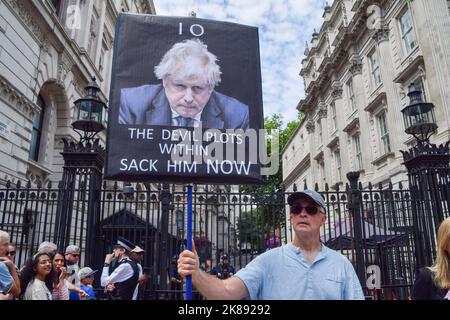 Londra, Regno Unito. 13th luglio 2022. Un protester fuori Downing Street. I manifestanti anti di anti-Tory e anti-Boris Johnson si sono riuniti a Westminster mentre Johnson affrontava le sue prime domande del primo ministro dopo le dimissioni. I manifestanti hanno chiesto di lasciare immediatamente l'ufficio. Foto Stock