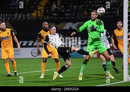 Nottingham, Regno Unito. 21st Ott 2022. Macaulay Langstaff di Notts County segna un obiettivo per renderlo 1-0 durante la partita della Vanarama National League tra Notts County e Maidstone United a Meadow Lane, Nottingham, venerdì 21st ottobre 2022. (Credit: Jon Hobley | NOTIZIE MI) Credit: NOTIZIE MI & Sport /Alamy Live News Foto Stock