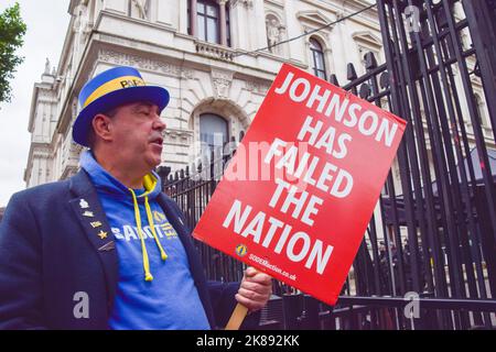 Londra, Regno Unito. 6th giugno 2022. Steve Bray, attivista anti-Brexit, ha in mano un cartello con la scritta "Boris Johnson ha fallito la nazione" fuori Downing Street. I manifestanti anti di anti-Boris Johnson si sono riuniti a Whitehall prima del voto di sfiducia. Foto Stock