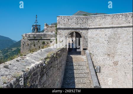 Civitella, italia: 06-24-2022: I ruderi della fortezza di Civitella del Tronto Foto Stock