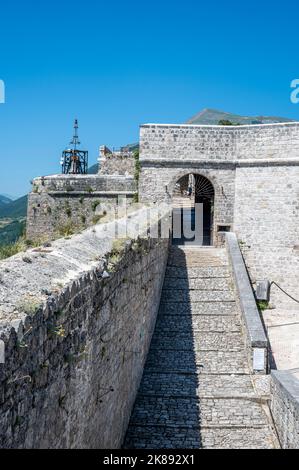 Civitella, italia: 06-24-2022: I ruderi della fortezza di Civitella del Tronto Foto Stock