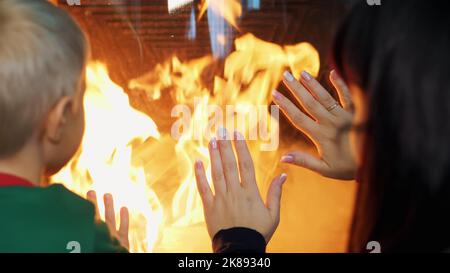 primo piano, camino con legna in casa, la famiglia è riscaldata dal fuoco, camino. fuoco nel camino. Foto di alta qualità Foto Stock