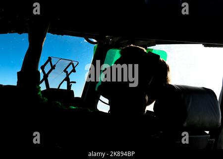 Sam Hinegardner, pilota di 16th Airlift Squadron, vola un C-17 Globemaster III su Charleston, South Carolina durante un allenamento congiunto con Marines dal 1st° battaglione, 10th° reggimento marino, 18 ottobre 1st 2022. Durante l'esercizio, Airmen e Marines hanno caricato e scaricato un Humvee e due High Mobility Artillery Rocket Systems, noti come HIMAR, su un aeromobile in un ambiente simulato dispiegato. (STATI UNITI Air Force foto di Airman 1st Class Christian Silvera) Foto Stock