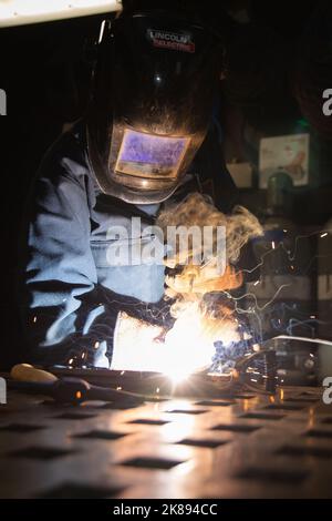 Tecnico addetto alla manutenzione dello scafo Fireman Casie Rohwer, di Oak Grove, Kentucky, assegnato al reparto tecnico della prima portaerei USS Gerald R. Ford (CVN 78), salda le parti di ricambio degli sportelli nell'officina meccanica, 18 ottobre 2022. Il gruppo GRFCSG (Gerald R. Ford Carrier Strike Group) è schierato nell'Oceano Atlantico, conducendo formazione e operazioni insieme agli alleati e ai partner della NATO per migliorare l'integrazione per le operazioni future e dimostrare l'impegno della Marina statunitense verso una regione atlantica pacifica, stabile e priva di conflitti. (STATI UNITI Foto Navy di Mass Communication Specialist 2nd Clas Foto Stock