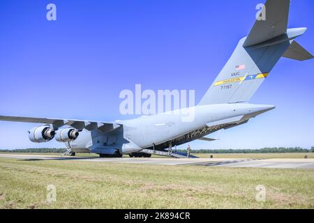 Un'aviazione militare statunitense C-17 Globemaster III si prepara a partire dalla linea di volo a North Auxiliary Airfield, South Carolina, durante un esercizio di allenamento congiunto con Marines dal 1st Battaglione, 10th Marine Regiment, 18 ottobre 2022. Durante l'esercizio, il personale ha caricato e scaricato un Humvee e due High Mobility Artillery Rocket Systems, noti come HIMARS, su un aeromobile in un ambiente simulato dispiegato. (STATI UNITI Air Force foto di Airman 1st Class Christian Silvera) Foto Stock