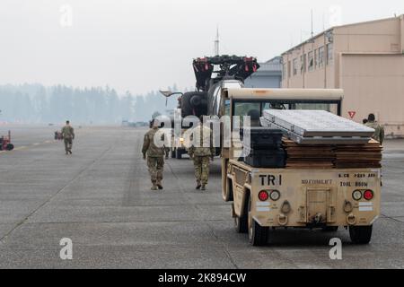 I soldati assegnati a Delta Company, 1-229 Battaglione di attacco, 16th Brigata di Aviazione di combattimento, rimorchiano un elicottero AH-64E Apache Attack al Gray Army Airfield, Washington il 20 ottobre 2022. I soldati si preparavano ad allenarsi con Airmen sulle procedure di carico e scarico dell'elicottero Apache AH-64E C-17. (STATI UNITI Foto dell'esercito di Capt. Kyle Abraham, 16th Brigata dell'aviazione di combattimento) Foto Stock