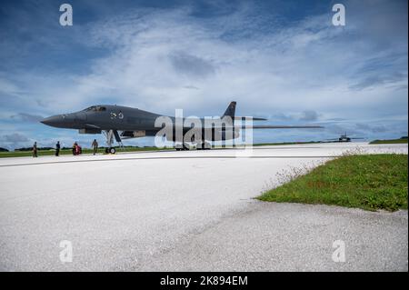 Due Lancer dell'aeronautica militare statunitense B-1B assegnati allo Squadrone della bomba espeditativa 37th, la base dell'aeronautica di Ellsworth, South Dakota, si preparano a parcheggiare presso la base dell'aeronautica militare Andersen, Guam, 18 ottobre 2022. Le missioni Bomber Task Force dimostrano letalità e interoperabilità a sostegno di un indo-Pacifico libero e aperto. (STATI UNITI Air Force foto di Senior Airman Yosselin Campos) Foto Stock