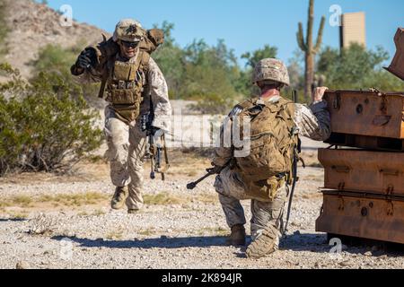 I fanti del corpo marino degli Stati Uniti con 2nd battaglione, 7th reggimento marino, 1st divisione marina, prendono la copertura dal fuoco simulato delle piccole armi durante le tattiche di supporto dell'assalto 1 (AST-1) come parte del corso Weapons and Tactics Instructor (WTI) 1-23, all'area di addestramento del Villaggio di combattimento, Wellton, Arizona, 17 ottobre 2022. AST-1 è un evento diurno di forza che offre ai potenziali WTI l'opportunità di pianificare, istruire ed eseguire un attacco aereo rinforzato dall'azienda integrando le sei funzioni dell'aviazione marina (U.S. Corpo marino foto di Lance CPL. Gurule decano) Foto Stock