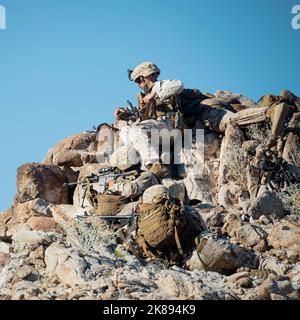 Gli uomini di fanteria del corpo marino degli Stati Uniti con 2nd battaglione, 7th reggimento marino, 1st divisione marina, forniscono la sicurezza dalla cima di una collina durante le tattiche di supporto dell'assalto 1 (AST-1) come parte del corso di addestramento dell'istruttore di armi e tattiche (WTI) 1-23, all'area di addestramento del Villaggio di combattimento, Wellton, Arizona, 17 ottobre 2022. AST-1 è un evento diurno di forza che offre ai potenziali WTI l'opportunità di pianificare, istruire ed eseguire un attacco aereo rinforzato dall'azienda integrando le sei funzioni dell'aviazione marina (U.S. Corpo marino foto di Lance CPL. Gurule decano) Foto Stock