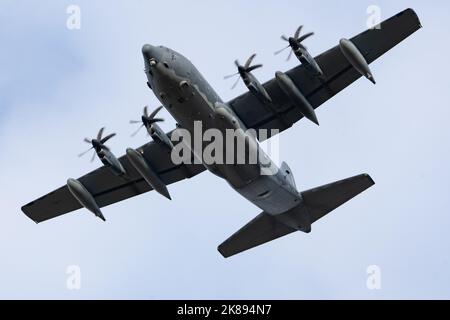 Una guardia nazionale aerea statunitense HC-130J assegnata al 211th Rescue Squadron, Joint base Elmendorf-Richardson, Alaska, si sfreccia sulla Malemute Drop zone di JBER durante un addestramento al rilascio del pacchetto di salvataggio, ottobre 19. 2022. Il 211th Rescue Squadron conduce missioni di ricerca e salvataggio, fornendo supporto di salvataggio in Alaska, e ha anche una missione di risposta in tutto il mondo di 72 ore. (STATI UNITI Foto Air Force di Airman 1st Class Julia Lebens) Foto Stock