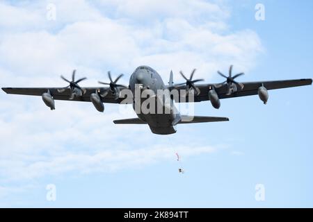 Una Guardia Nazionale aerea statunitense HC-130J assegnata allo Squadrone di salvataggio 211th, Joint base Elmendorf-Richardson, Alaska, conduce un addestramento di caduta del pacchetto di salvataggio sulla Malemute Drop zone di JBER, ottobre 19. 2022. Il 211th Rescue Squadron conduce missioni di ricerca e salvataggio, fornendo supporto di salvataggio in Alaska, e ha anche una missione di risposta in tutto il mondo di 72 ore. (STATI UNITI Foto Air Force di Airman 1st Class Julia Lebens) Foto Stock