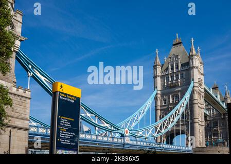 Tower Bridge a Londra, Regno Unito. Attrazione turistica della città di Londra con indicazioni per il Thames Shad Foto Stock