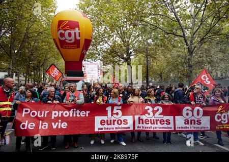 Parigi, Francia. 18th Ott 2022. Manifestazione interprofessionale alla convocazione dei sindacati il 18 ottobre 2022 a Parigi, Francia Foto Stock