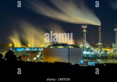 La Repsol-YPF raffineria di petrolio. Provincia di Tarragona Catalogna Foto Stock