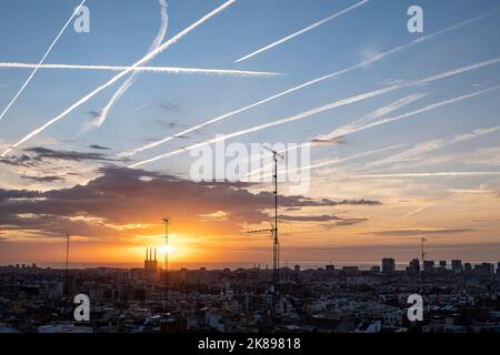 Numerosi resti del passaggio di aerei sul cielo blu, Barcellona, Catalogna, Spagna Foto Stock