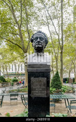 Busto di bronzo di Johann Wolfgang von Goethe nel Bryant Park, parco pubblico accanto alla New York Public Library, Midtown Manhattan, New York City, USA Foto Stock