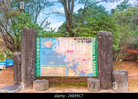 kyushu, giappone - dicembre 09 2021: Benvenuti alla mappa di Sasebo presso l'osservatorio Yumihari che riporta la distanza dai punti di interesse turistico in auto illustrato con a. Foto Stock