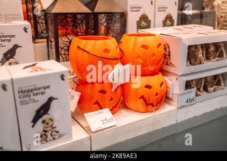 Decorazione di zucca di plastica di Halloween sulle finestre del negozio per lo shopping in vendita. Ringraziamento. Foto Stock