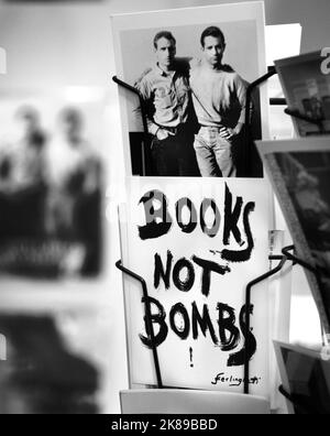 Cartoline ricordo in vendita presso la storica libreria City Lights Booksellers nel quartiere North Beach di San Francisco, California. Foto Stock