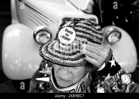 Un attivista anti-Trump indossa il logo "Dump the Trump" sul cappello in occasione di una fiera automobilistica personalizzata del quarto luglio a Santa Fe, New Mexico. Foto Stock