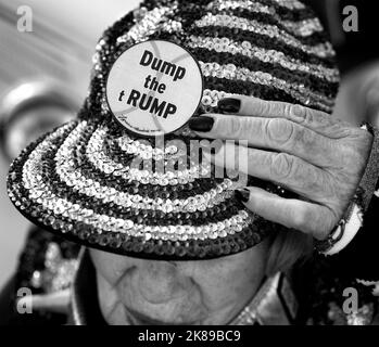 Un attivista anti-Trump indossa il logo "Dump the Trump" sul cappello in occasione di una fiera automobilistica personalizzata del quarto luglio a Santa Fe, New Mexico. Foto Stock