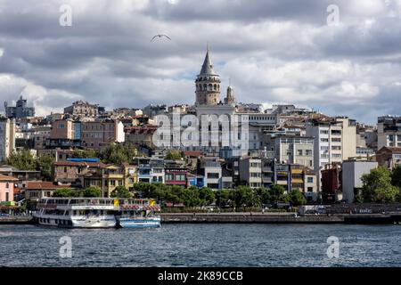 Istanbul, Turchia - 5 settembre 2021: Vista panoramica della Torre Galata da Eminonu Foto Stock