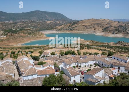 Vista sul lago da Zahara de la Sierra di Cadice ronda Foto Stock