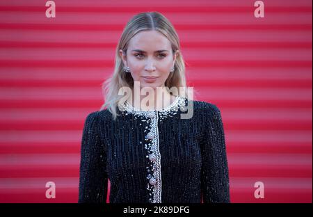 Cannes, Frankreich. 17th Ott 2022. Cannes, Francia - 17 ottobre 2022: MIPCOM con 'l'inglese' Red Carpet ed Emily Blunt (attrice). Mandoga Media Germania, RX Francia, Televisione, TV/dpa/Alamy Live News Foto Stock