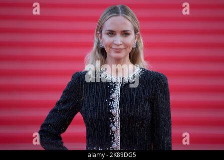 Cannes, Frankreich. 17th Ott 2022. Cannes, Francia - 17 ottobre 2022: MIPCOM con 'l'inglese' Red Carpet ed Emily Blunt (attrice). Mandoga Media Germania, RX Francia, Televisione, TV/dpa/Alamy Live News Foto Stock