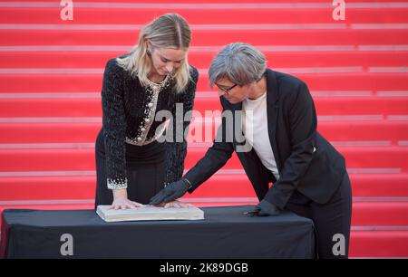 Cannes, Frankreich. 17th Ott 2022. Cannes, Francia - 17 ottobre 2022: MIPCOM con 'l'inglese' Red Carpet ed Emily Blunt (attrice). Mandoga Media Germania, RX Francia, Televisione, TV/dpa/Alamy Live News Foto Stock