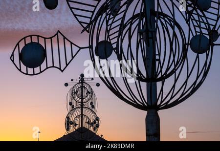 La scultura del vento sulla rete stradale pubblica al tramonto Cesar Manrique,Tahiche Lanzarote isole Canarie Spagna Foto Stock