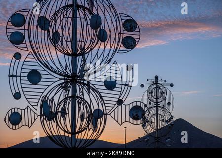 La scultura del vento sulla rete stradale pubblica al tramonto Cesar Manrique,Tahiche Lanzarote isole Canarie Spagna Foto Stock