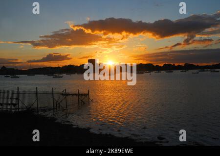 Una vista spettacolare sul porto di Portsmouth verso il castello di Portchester mentre il sole d'autunno tramonta sotto l'orizzonte. PIC Mike Walker, 2016 Mike Walker Pictures Foto Stock