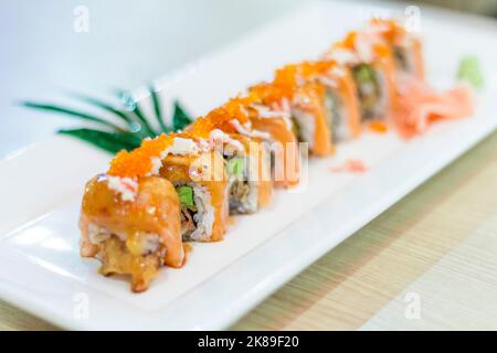 Un sushi di salmone in un ristorante a Phuket, Thailandia Foto Stock