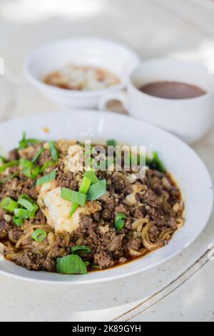 Pansit batil patung, piatto di noodle regionale unico del nord delle Filippine in un ristorante locale a Quezon City, Filippine Foto Stock