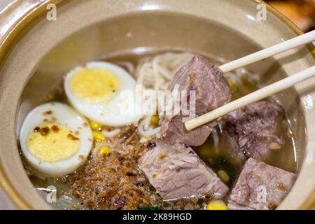 Batchoy ramen, un piatto di ramen fusion filippino in un ristorante giapponese a Tagaytay City, Filippine Foto Stock