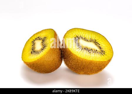Due metà di kiwi freschi maturi dolci o kiwifruit o uva spina cinese su sfondo bianco Foto Stock
