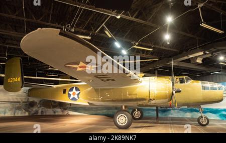 Il B-25 Mitchell Bomber volato da Doolittle Raiders sopra il Giappone dopo il bombardamento di Pearl Harbor. L'aereo si trova presso il Museo Nazionale della Guerra del Pacifico. Foto Stock
