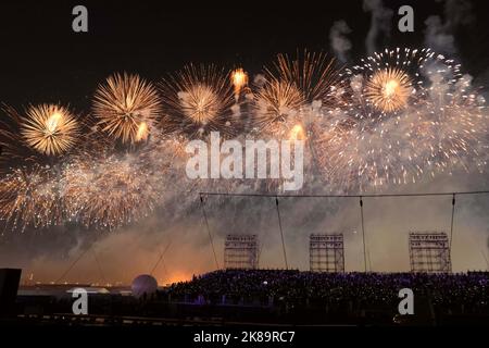 Riyadh, Arabia Saudita. 21st Ott 2022. I fuochi d'artificio sono visti durante la cerimonia di apertura della stagione 2022 di Riyadh a Riyadh, Arabia Saudita, 21 ottobre 2022. La stagione 2022 di Riyadh in Arabia Saudita è iniziata nella sua capitale venerdì con una grande cerimonia di apertura. Sotto lo slogan "oltre l'immaginazione", quest'anno segna la terza edizione della stagione di Riyadh, una delle iniziative intraprese dall'Arabia Saudita per stimolare l'attività economica e turistica. Credit: Wang Haizhou/Xinhua/Alamy Live News Foto Stock