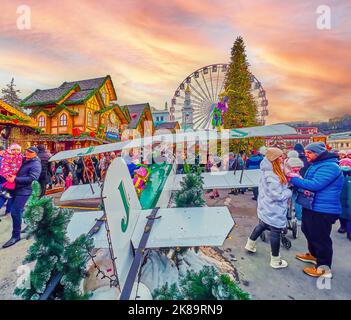 KIEV, UCRAINA - 2 GENNAIO 2022: Il mercato di Natale sulla piazza dei contratti è una destinazione popolare tra i locali e turisti, il 2 gennaio a K. Foto Stock